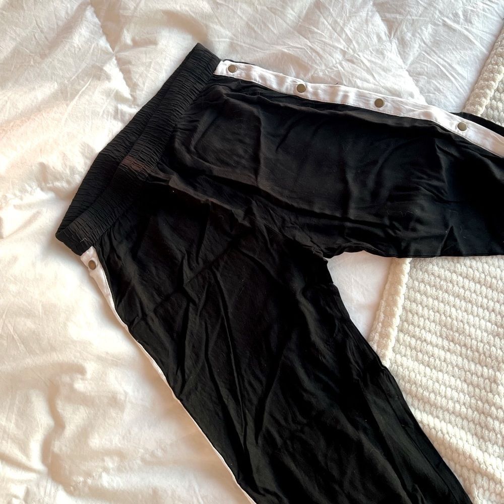 Side Buttons Split pants - Picture 2 of 4